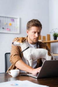 Sven und sein Hund am Computer