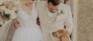 Brautpaar mit Hund bei Hochzeit